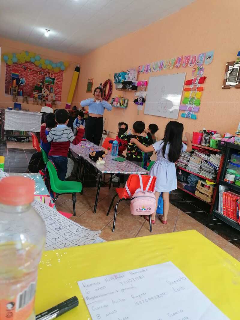 maestra con alumnos parados, aprendiendo