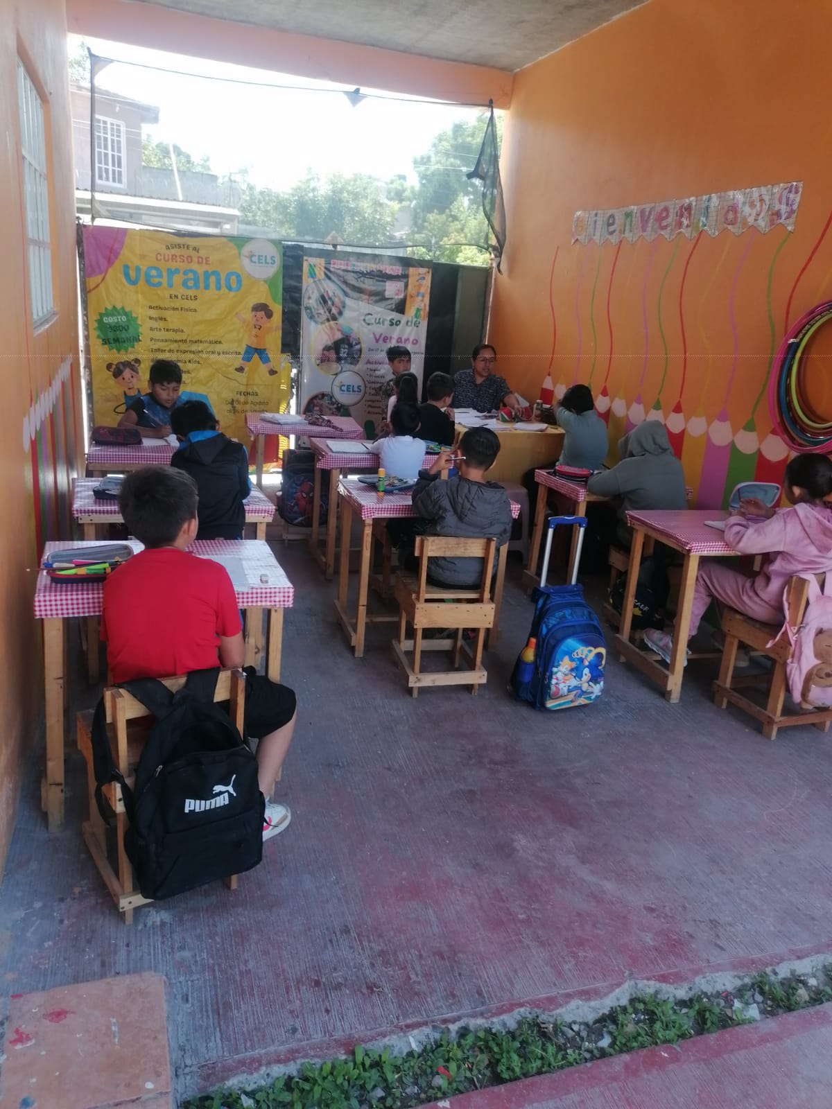 niños sentados en pupitres