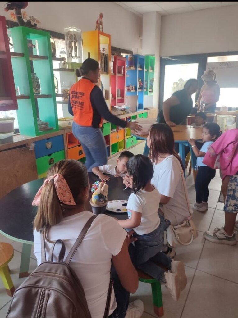 madres con sus hijos escuchando explicacion del maestro